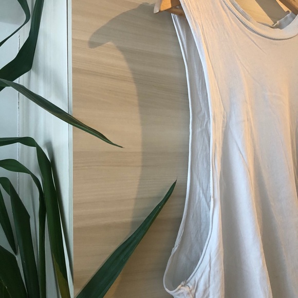 LOW SIDE MUSCLE TANK - Picture 3 of 6